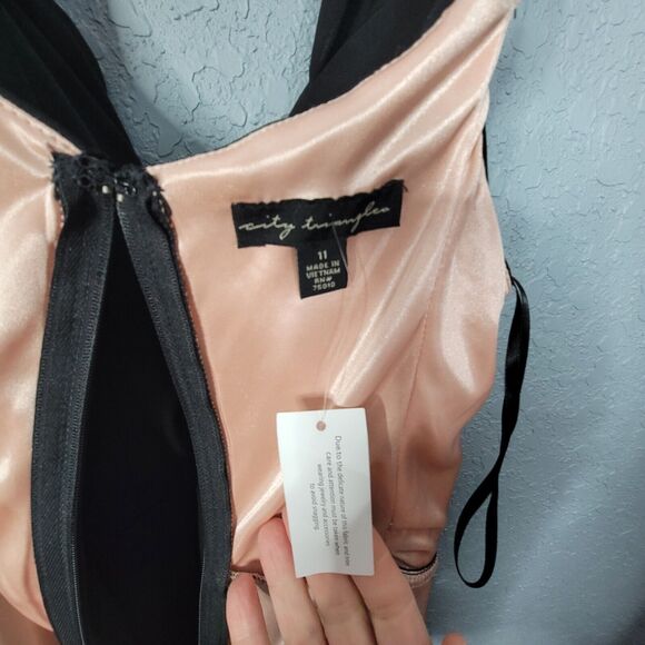 City Triangle Sz 11 Black Gown Pale Pink Pop of Color Stretchy Off Shoulder - Picture 16 of 17